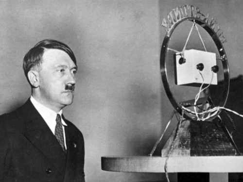 1. jaan. 1933 - Hitler esineb raadios