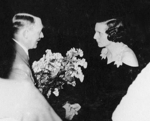 1935 03 28 Hitler õnnitelb Rifenstahli esilinastusel