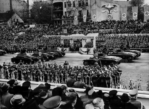 20. aprill 1939. Paraad Hitleri 50-nda juubeli puhul Berliinis. Paraad kestis 4 tundi!