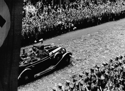 6. juuli 1940 - Võiduparaad Berliinis. Hitler sõidab Anhalti raudteejaamast riigikantseleisse.