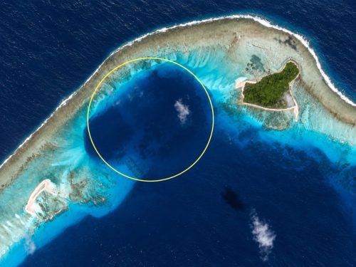 Ring märgib tuumaplahvatuse poolt tekitatud kraatrit. Bikini atoll.