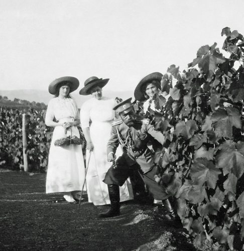 Krimmis 1911. Anna Võrubova (keskel)