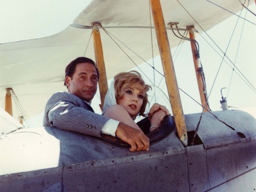 Melville ja Monica (Edie Adams (16.04.1927–15.10.2008) üritavad lennukiga teistest ette jõuda.
