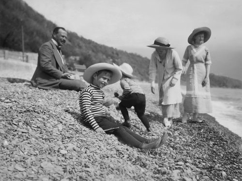 Ernst Louis ja nõbu Georg-Donatus Krimmi rannas 1912