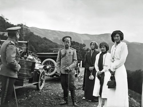 Krimmi mägiteel 1914. Olga, Anastasia ja Tatjana, taamal Nikolai 