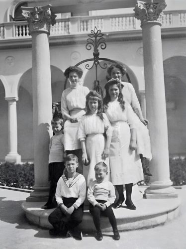 Livadia 1912. Vasakult Tatjana, Olga, nende ees Anastasia ja Maria. Vasakul madrusevormis Aleksei.