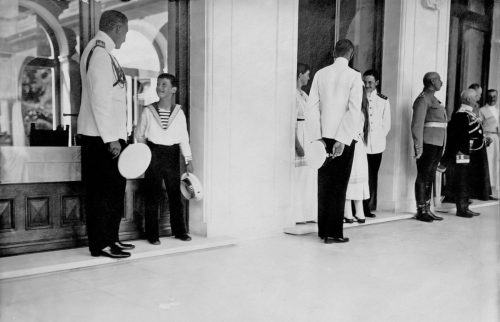 Livadia 1913. Vasakul madrusvormis Aleksi. Taamal Olga ja Anastasia 