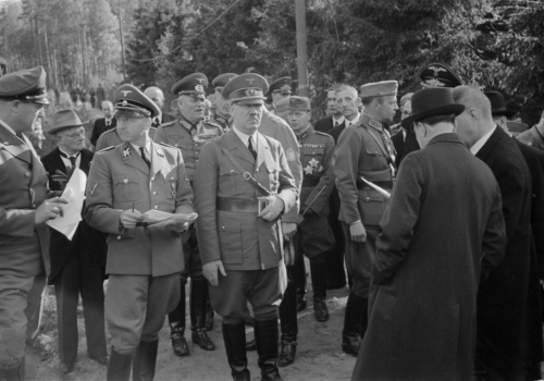 Hitler valmistub lennuväljale sõitma. Vasakult: Walter Hewel, Väino Hakkila, Johann Rattenhuber, Wihelm Keitel, Adolf Hitler, Lauri Malmberg, Erik Heinrichs  ja Ryti (seljaga fotograafi poole).