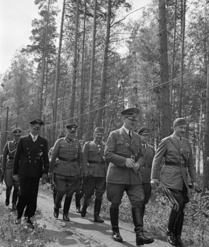 Hitler ja Mannrheim, nende vahel kindralmajor Schmundt. Vasakul Puttkamer ja Keitel.