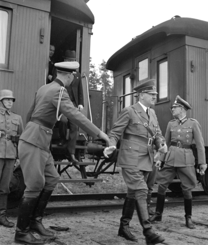 Hitler vagunist väljumas. Vasakul füüreri isiklik filmikorrespondent Walter Frentz, paremal kindralmajor Schmundt.