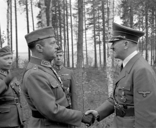 Soome kindral Paavo Talvela tervitab Hitlerit.