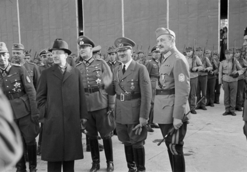 Hitleri koos saatjatega lennuväljal. Ryti,  Keitel, Hitler ja Mannerheim.
