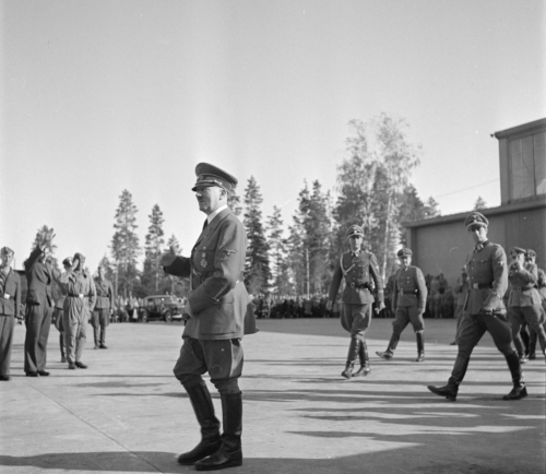 Hitler Immola lennuväljal teel lennukisse.