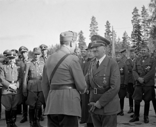 Hitler ja Mannerheim. Vasakul kindralmajor Rudolf Schmundt (hukkus 20. juulil 1944 Hitlerile tehtud atentaadi ajal).