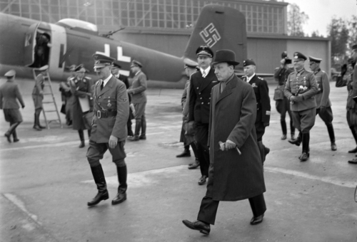 Hitleri saabumine Immola lennuväljale. Keskel president Ryti, temast vasakul Karl-Jesco von Puttkamer, presidendi taga marssalikepiga Keitel.