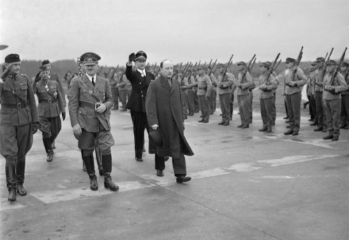 Hitleri saabumine Immola lennuväljale. Paremal: kiiruga kokku klopsitud auvahtkond.