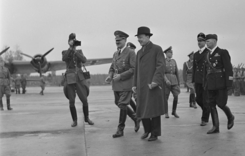 Hitleri saabumine Immola lennuväljale. Sündmust jäädvustab füüreri filmikorrespondent Walter Frentz. Paremalt teine Karl-Jesco von Puttkamer.
