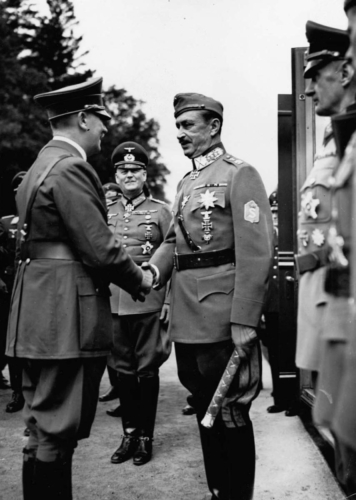 Hitleri jätab Mannerheimiga hüvasti Mauerwaldi (nüüd Poolale kuuluv Mamerkissa) raudteejaamas. Keskel Keitel. Hitleri peakorterist sõitis Mannerheim Göringi erirongiga kohtumisele Saksa õhujõudude ülemjuhataja Hermann Göringiga.