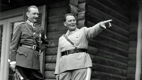 Hermann Göring tutvustab Mannerheimile oma jahimaja.