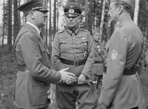 Hitler, keskel Keitel, paremal Mannerheim.