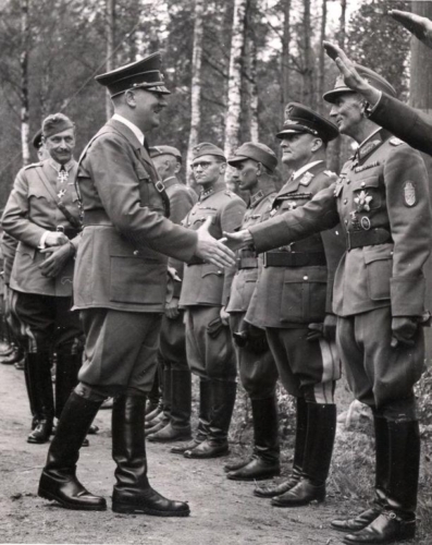 Hitler (vasakul Mannerheim) tervitab Saksa ohvitsere. Pildil surub ta kätt kindral Dietlil.
