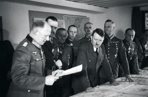 Nõupidamine füüreri peakorteris Wolfsschanze 26. juunil 1942. Vasakult: kindral Alfred Jodl, Mannerheim, kindral Franz Halder, kolonel Walter Horn, Hitler, Wilhelm Keitel, kindral Wiljo Tuompo. Hitleri selja taga kindral Waldemar Erfurth.