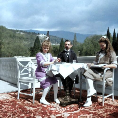 Tsaari laste guvernant ja õpetaja Pierre Gillard koos kahe tsaari tütre Aanastasia ja Mariaga Krimmis