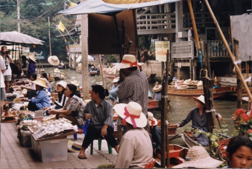 Ujuv turg Bangkoki lähedal