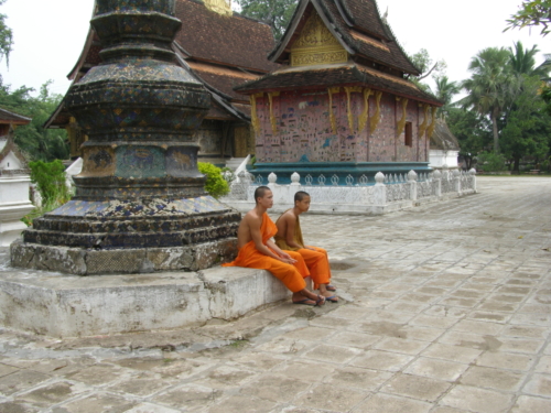 Molutavad budistlikud mungad, Luang Prabang, Laos